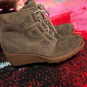 Sorel green suede wedge boots Size 9.5